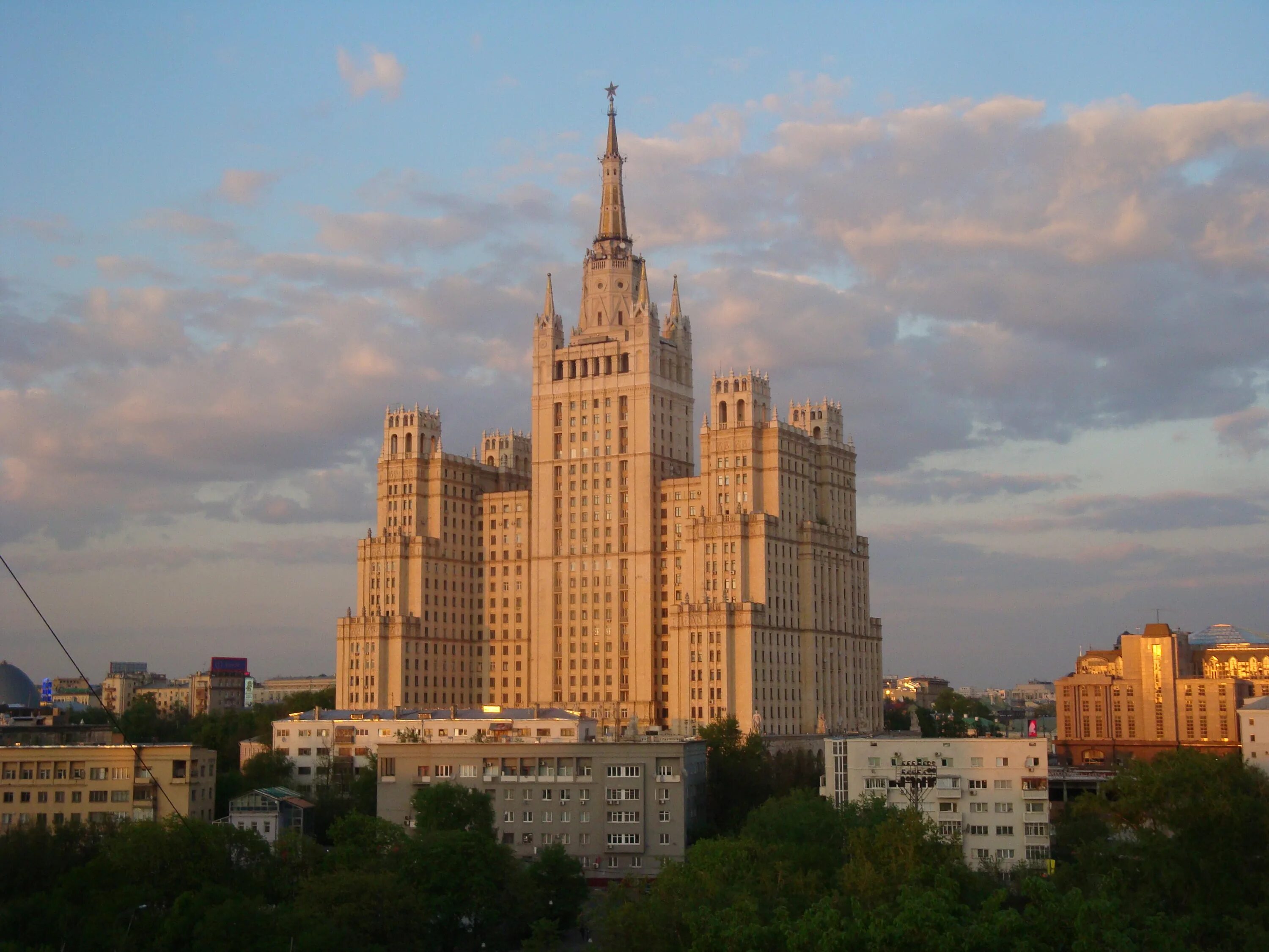 Семь сестер сталинские высотки. Сталинские высотки в Москве МГУ. 7 Высоток Москвы. Сталинские высотки МГУ Архитектор. Высотками в москве называют