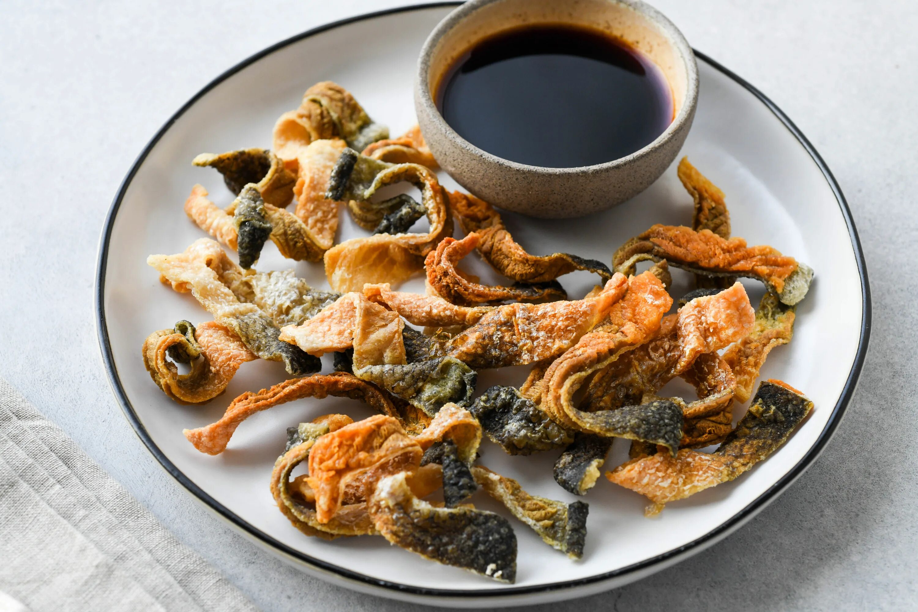 Жареной кожи. Японский салат с лососем. Куриная кожа жареная. Чичаррон из свиной шкурки. Жареной кожи.