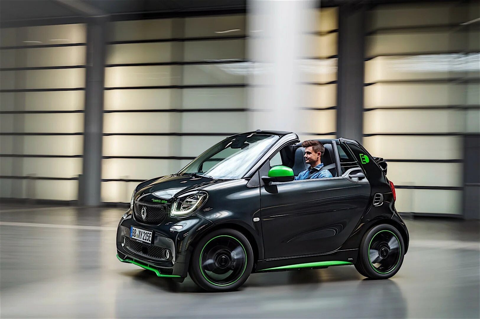 Самый лучший смарт. Smart fortwo 4 поколение. smart fortwo electric поколения. мерседес бенц смарт. микро мерседес смарт.