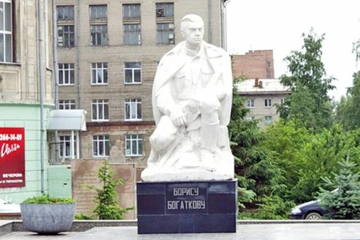 Скульптура на улице бориса богаткова в новосибирске. Памятник бориса богаткова. Памятник богаткову новосибирск. Памятник борису богаткову в новосибирске. Памятник богаткову новосибирск.
