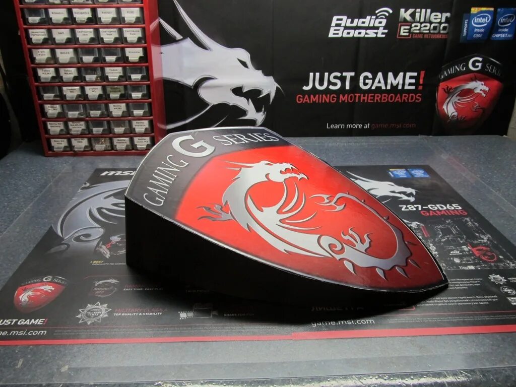 Msi game boost. Ноутбук MSI Dragon 1050. MSI дракон. MSI дракон наклейка. Игрушка от MSI.