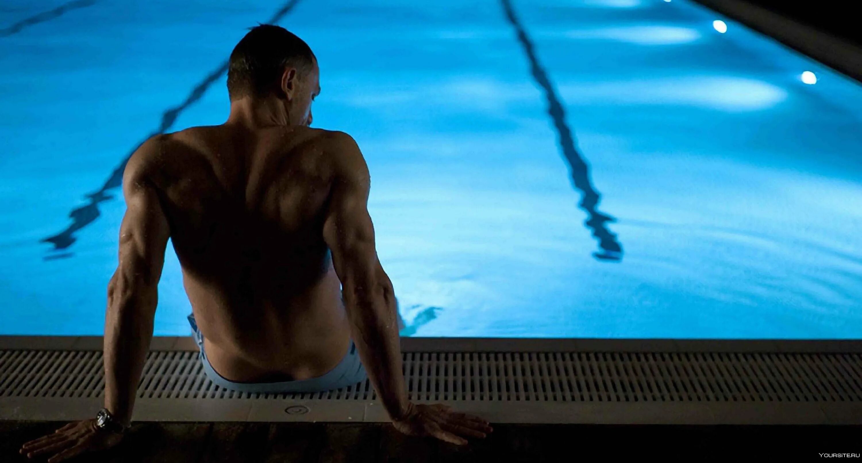 Юноши в бассейне. Красивые мужчины в бассейне. Пацаны в бассейне. Юноши в бассейне. Мужчина в бассейне.