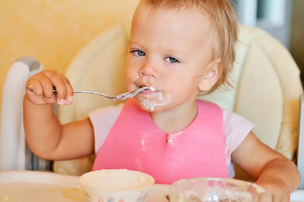 Съесть манную кашу. Каша для детей. Каша малыш фото. Ребенок кушает кашу. Ребенок ест манную кашу.