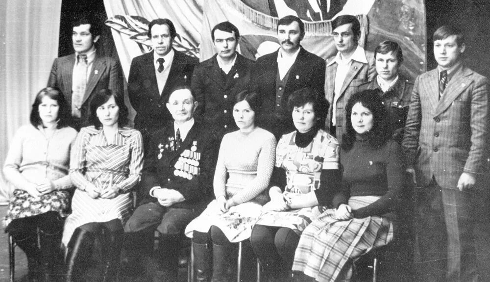 Мотова нина михайловна герой социалистического труда гпз1. Елена рожина новодвинск 1959г. Сузак района коммунизм колхоз. Герой соц труда председатель колхоза. Секретарь колхоза.