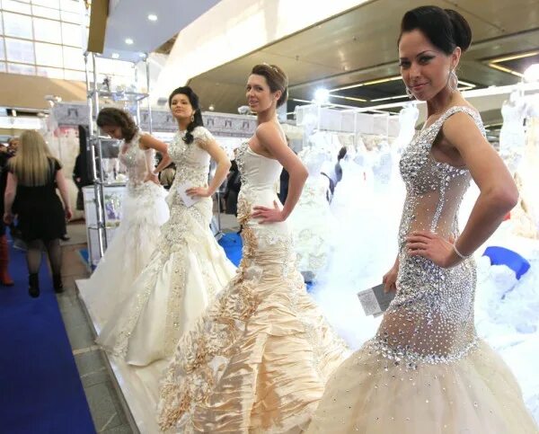 Выставка свадебных платьев. Свадебная выставка. выставка свадебных платьев в москве 2025. выставка свадебных платьев в музее.