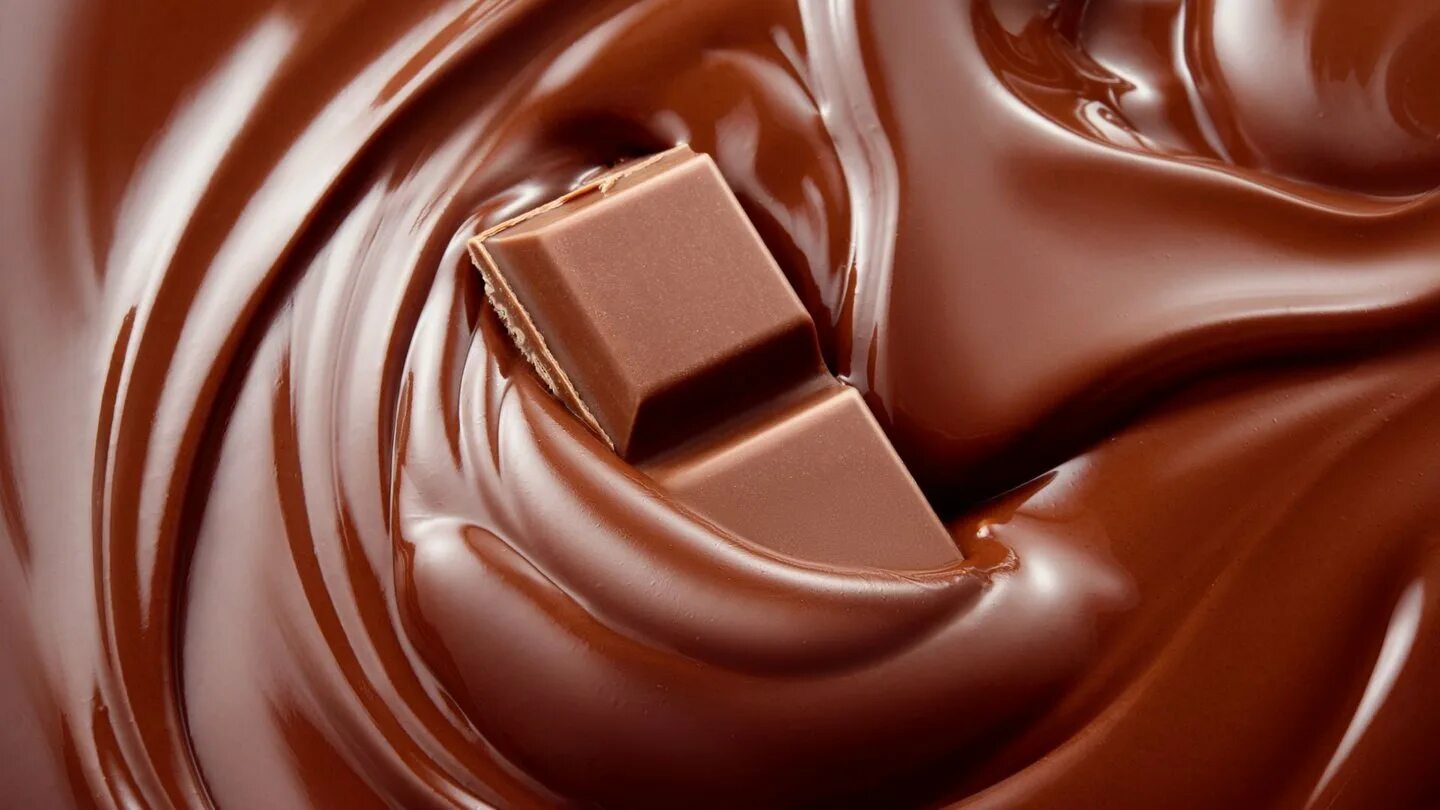 Растаявший шоколад. Молочный шоколад. Жидкий шоколад. Шоколадный фон. Текучий шоколад.