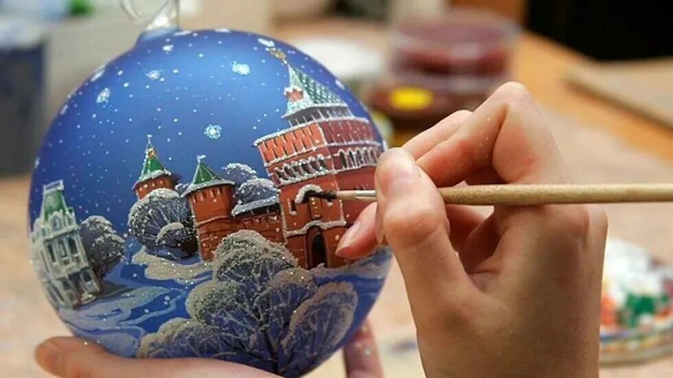 Мк новогодняя игрушка. Пэчворк техника кимекоми. Елочный шар крестцы фабрика. Роспись елочных игрушек. Мастера елочных игрушек.