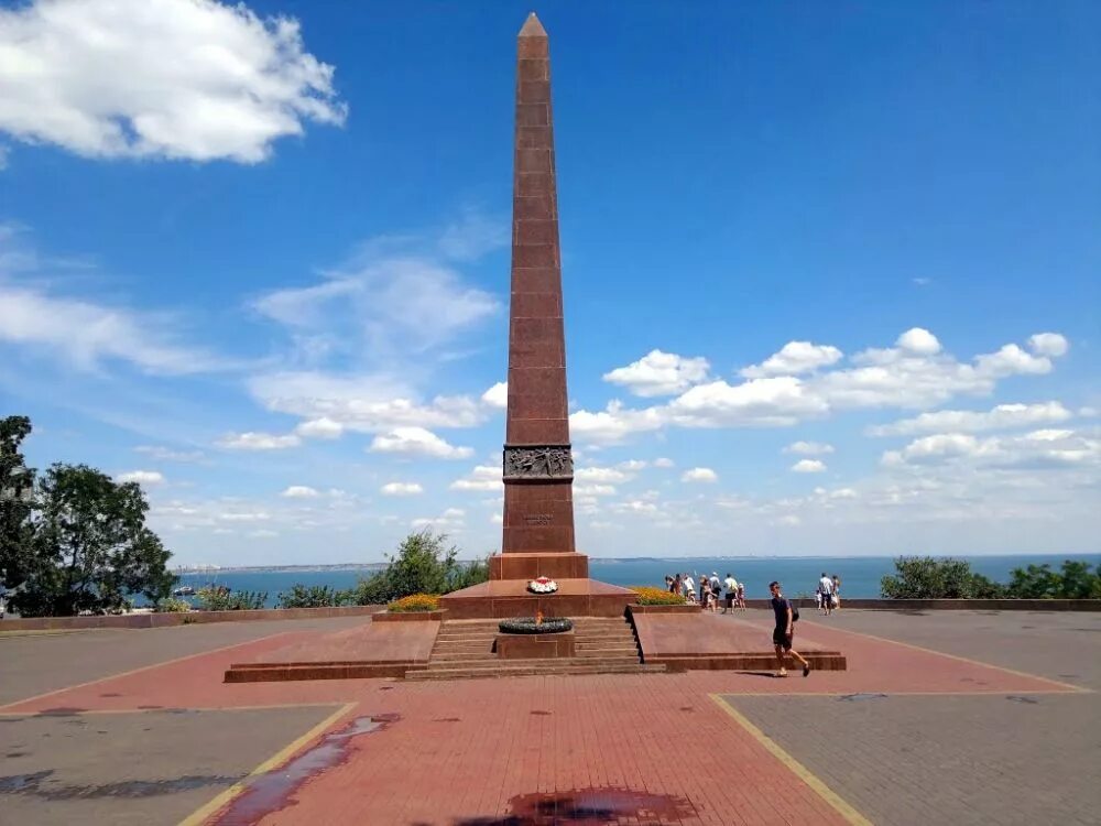 Фото городов героев великой отечественной. Город герой Одесса Обелиск неизвестному матросу. Памятник неизвестному матросу Одесса. Одесса город герой Обелиск.