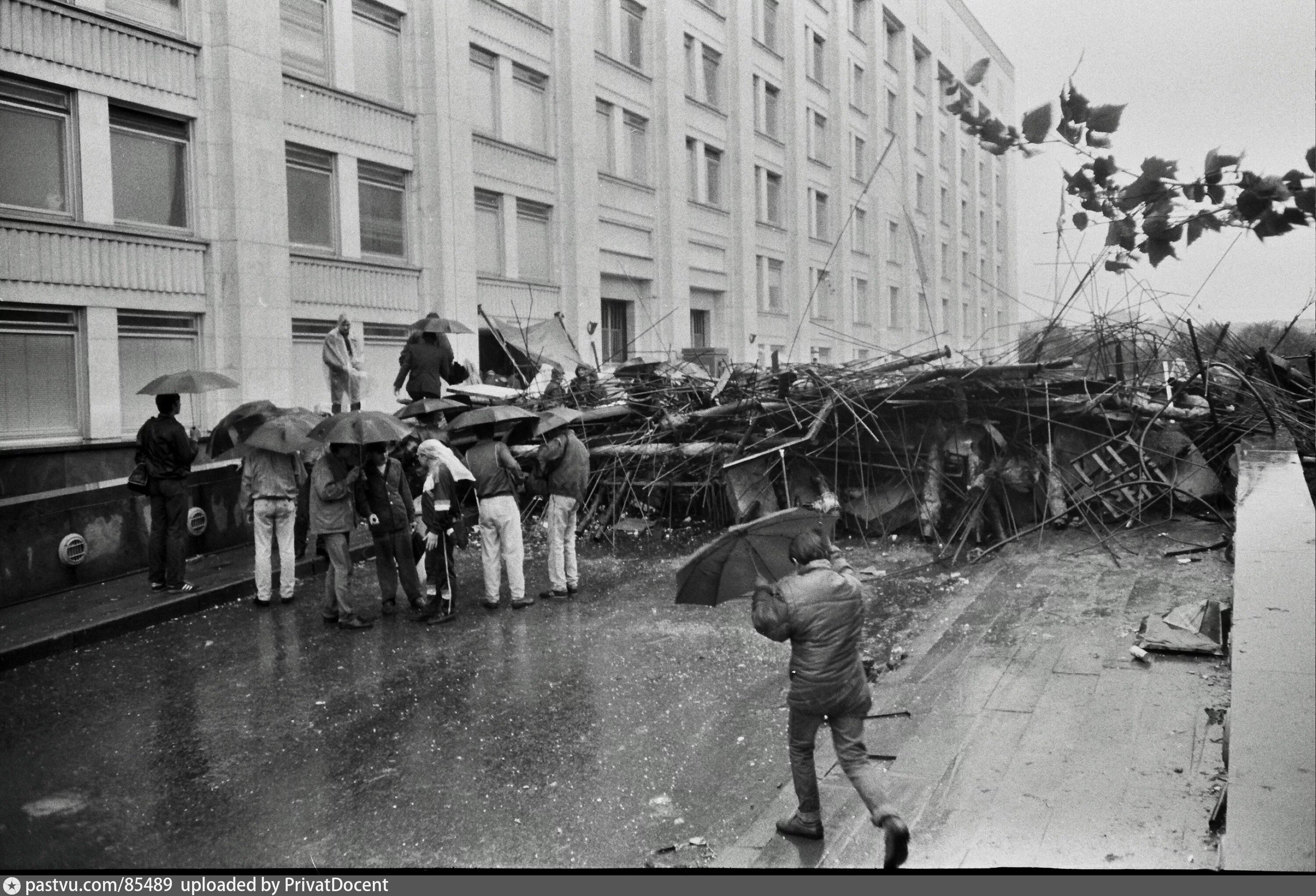 Баррикады в Москве 1993. Белый дом Москва октябрь 1993 баррикады. Белый дом Москва 1993 обстрел. Октябрь 1993 Смоленская площадь.