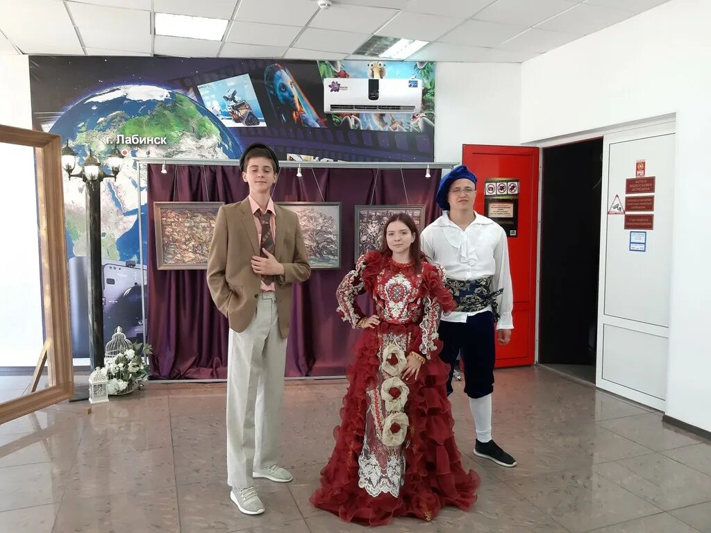 Восход лабинск. Кинотеатры краснодарского края. Кинотеатр знамя усть-лабинск. Ленина 62 усть лабинск. Афиша усть-лабинска кинотеатр знамя.