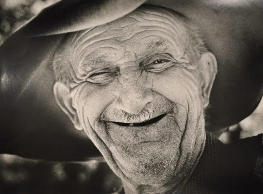 Приветливый старик. Фотопортреты пожилых людей. Смеющиеся» портреты. Портрет старика. Смеющийся старик.