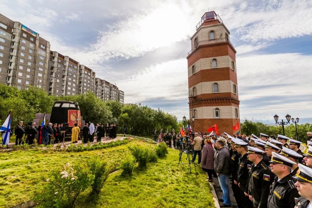 Памятник Курску в Мурманске. Рубка Курска в Мурманске. Мурманск рубка Курска памятник. Рубка подводной лодки Курск в Мурманске. Флот мирное время