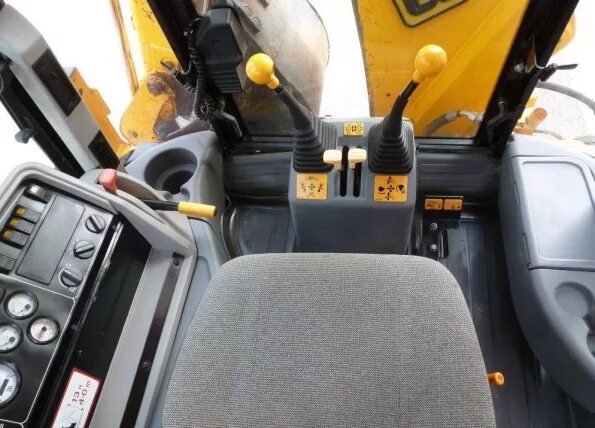 Трактор JCB 4cx. Трактор экскаватор JCB 4cx управление. JCB 4cx кабина. Погрузчик JCB 3cx салон.