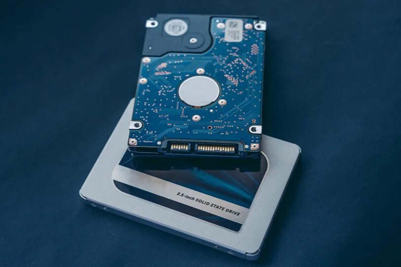 Отличается жесткий ssd. Ssd b hdd. ссд или жесткий диск. ссд vs hdd. hdd or ssd.
