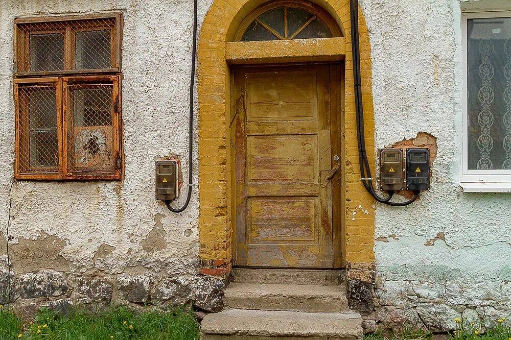 Старая дверь. Дверь в поселке. Двери Ставрополь старинные. Старинные двери погребные.