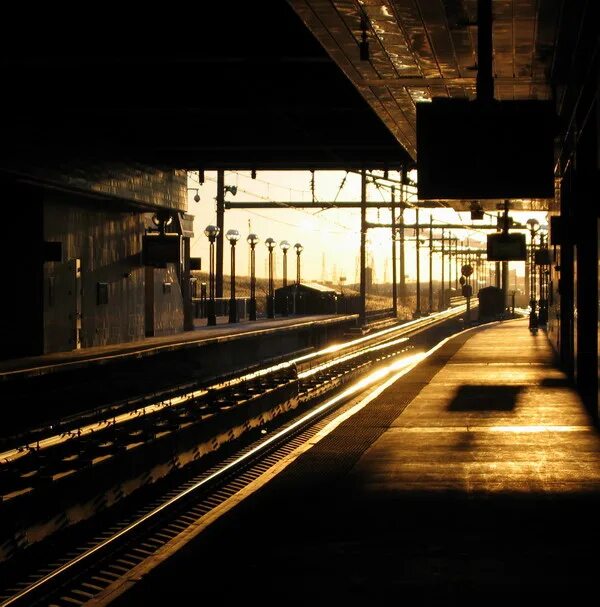 Поезда но пустой вокзал. Пустой перрон пустой вокзал. перон или перрон вокзала. ночной перрон. ночной перрон вокзала.