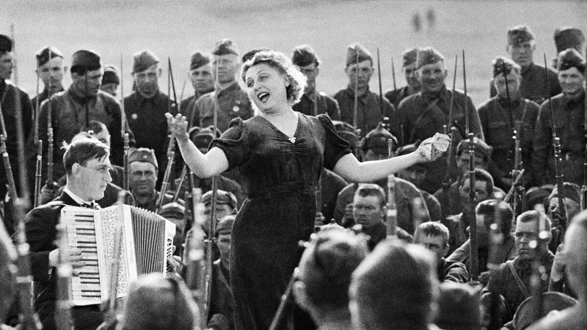 Концерты во время великой отечественной. Концерты во время великой отечественной. Фронтовые бригады 1943. Фронтовые бригады 1941-1945. Русланова 1945.
