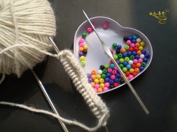 аксессуары крючком. бусы крючком. обвязанные бусины. бусины обвязанные крючком. вязание с бусинками.