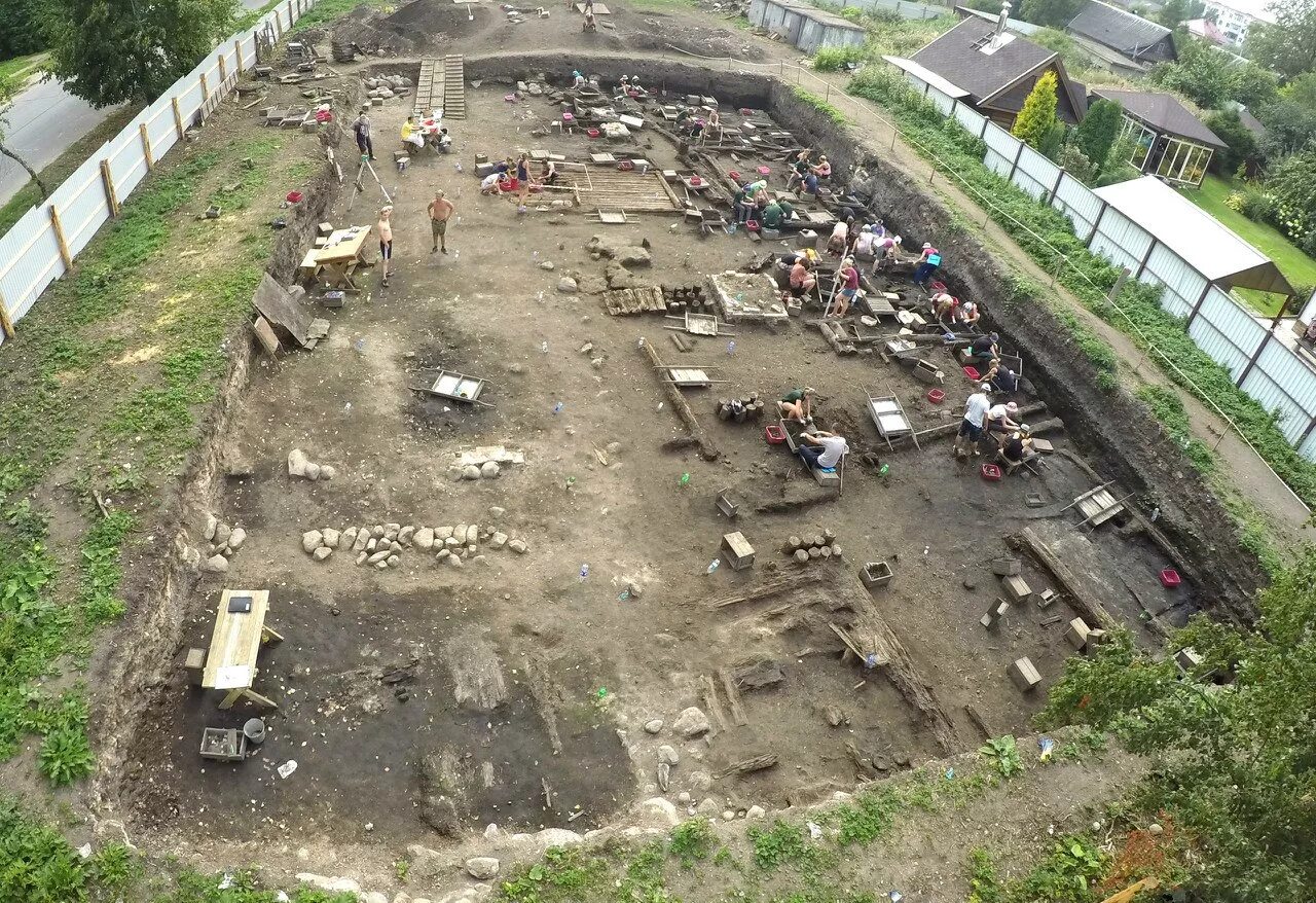 троицкий раскоп в великом новгороде. троицкий раскоп великий новгород находки. культурный слой великий новгород. раскопки в великом новгороде. мостовая новгород троицкий раскопа.