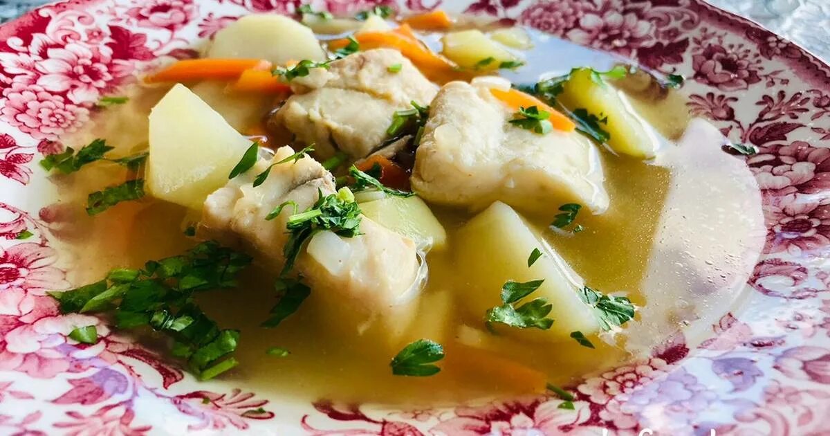 уха домашняя. рыбный суп в кастрюле. добавляют ли в уху морковь и лук. суп уха. уха пошагово фото.