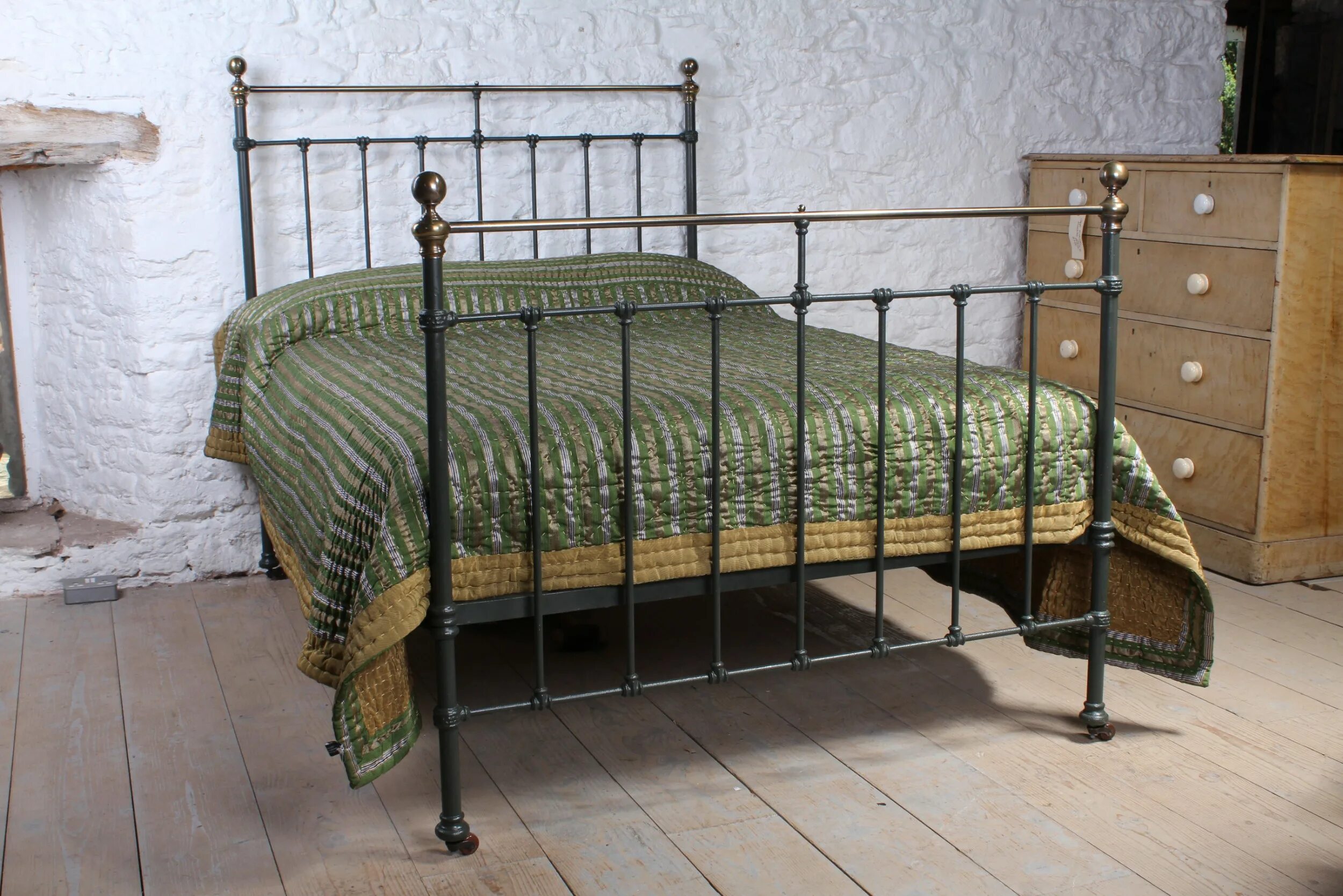 Куплю старые кровати. Classic Victorian King Size Brass and Iron Bed 238403 Sellin кровать. Кровать под старину металлическая. Кровать железная под старину. Старинная металлическая кровать в интерьере.