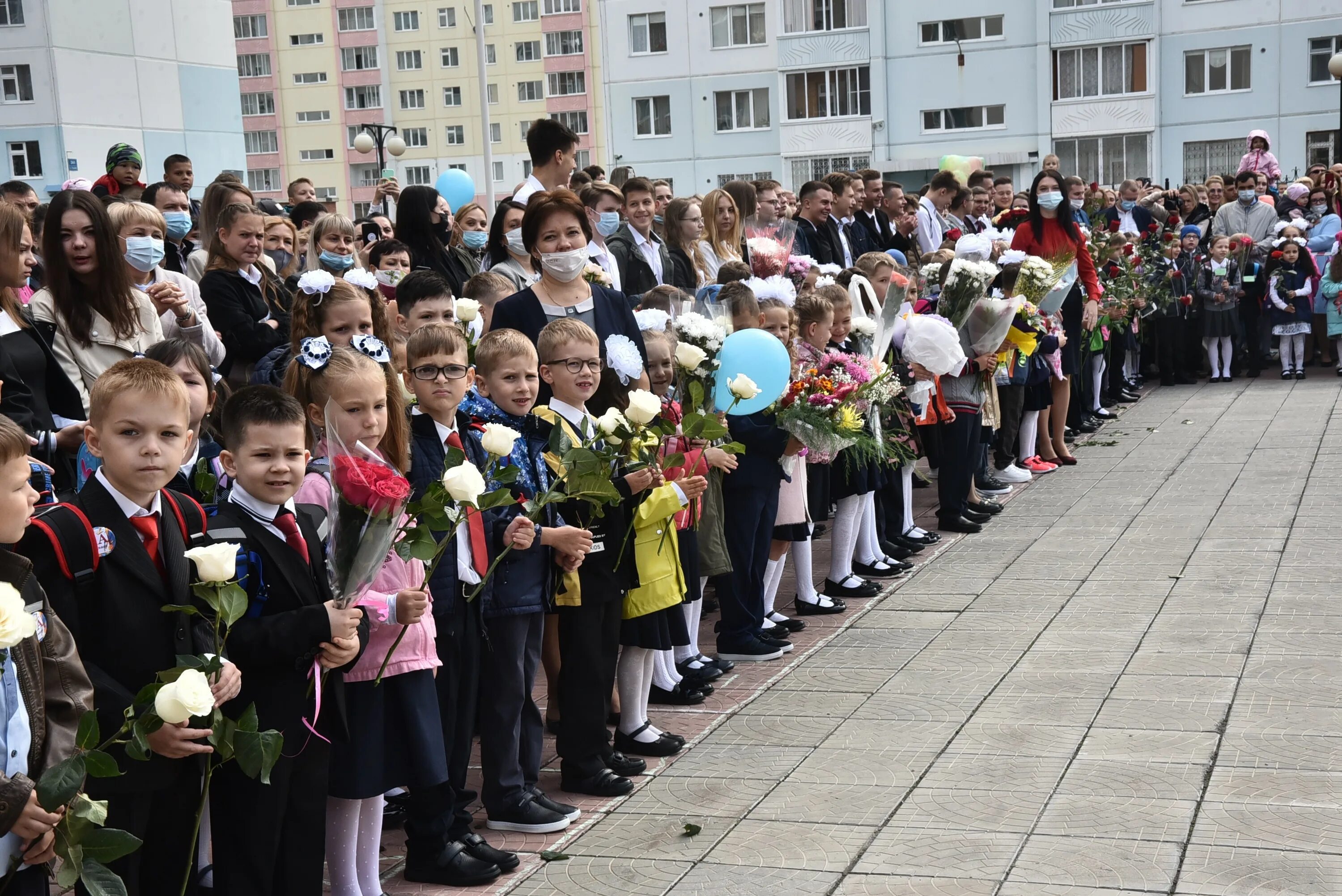 Сентябрь 2019 россия. 211 Школа Новосибирск. Учителя 211 школы Новосибирск. Школа 1 Новосибирск. 211 Школа Новосибирск Родники.