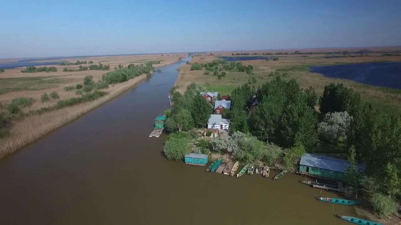 Переправа корсака астраханская область. Астраханская область Дельта Волги. Волга Дельта Астрахань база. Астрахань Дельта Волги рыбалка. Астрахань село Тишково.