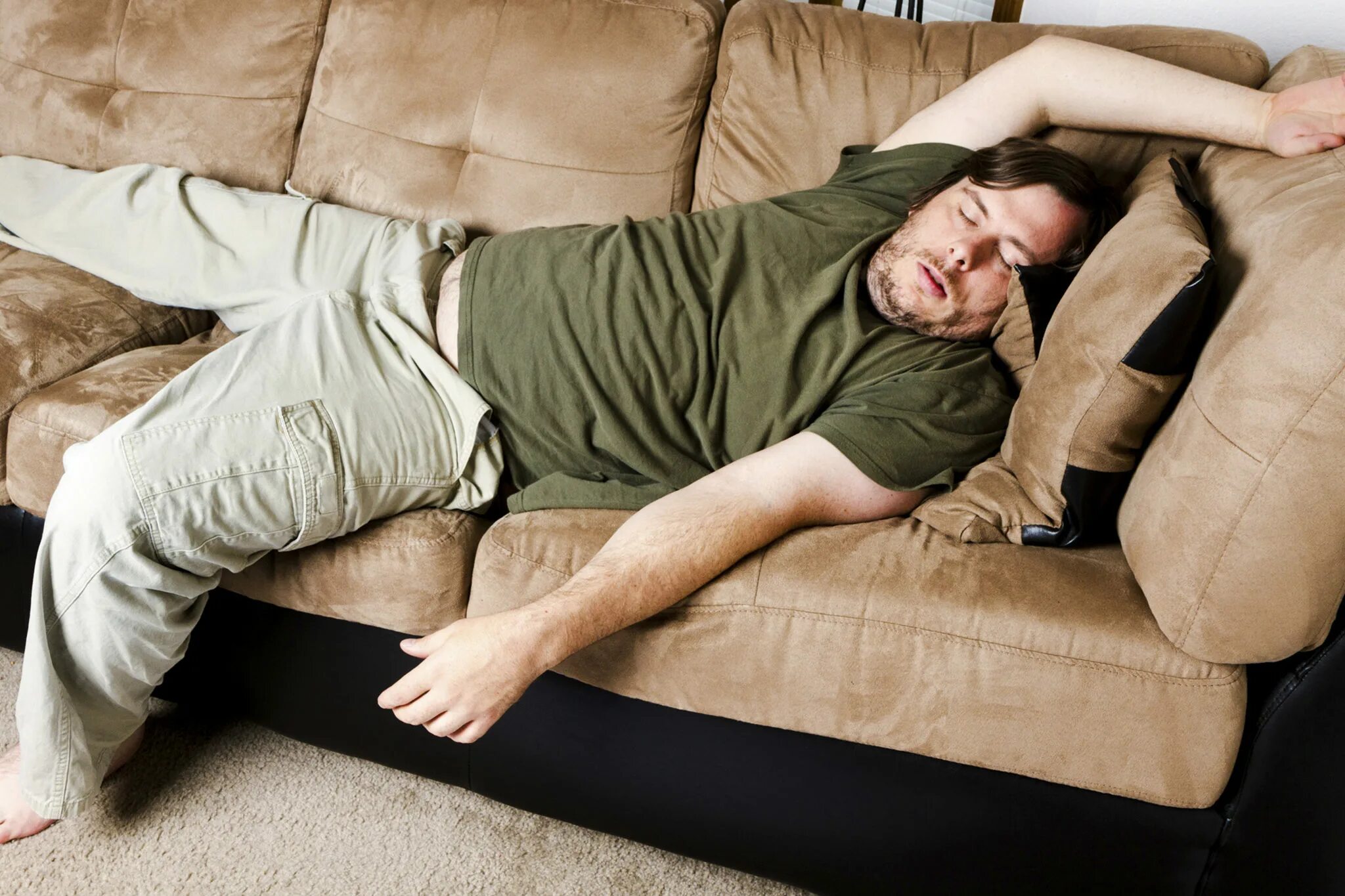 Голодный диван. Ленивый человек. Человек лежит на диване. Мужик лежит на диване. Мужик валяется на диване.