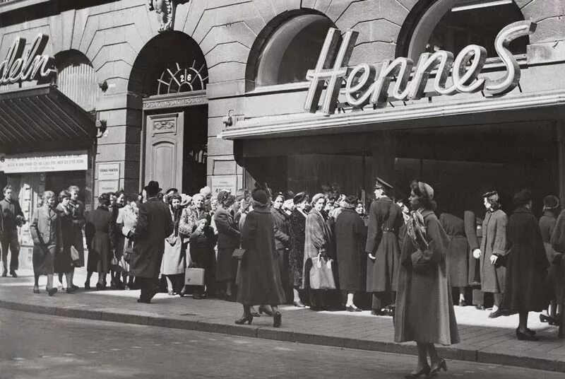 Первый магазин квартир. Магазин hennes 1947. Хеннес Мауритс. Mauritz Widforss. Первый магазин h m.