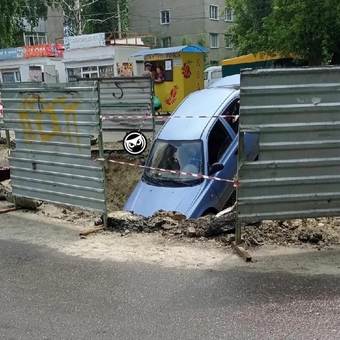 Улица толстого пенза. Яма для машины. Машина на улице.