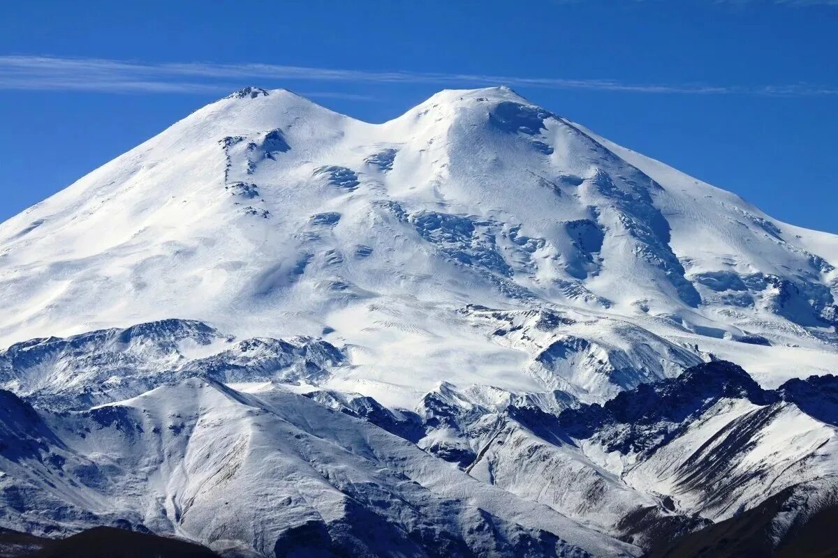 The highest mountain in europe. Гора Эльбрус 5642. Эльбрус вершина Кавказа. Эльбрус потухший вулкан. Эльбрус высочайшая Горная вершина Европы.