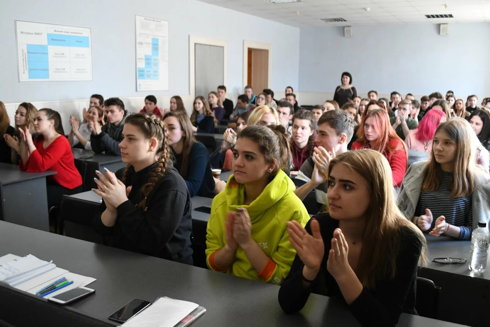 Студенты экономического факультета. Донецкий национальный университет преподаватели ДОННУ. ДОННУ студенты. Студенты в нац университет.