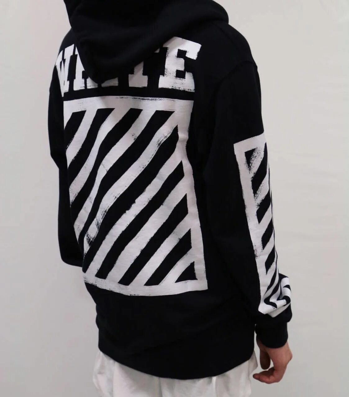 Белое худи спина. Худи белая japan. White hoodie. Толстовка на белом фоне. Белое худи на молнии.