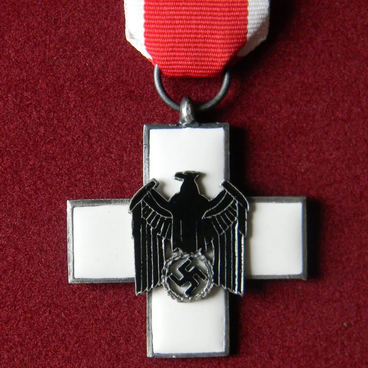 Ордена 3 рейха. Третий Рейх ордена крест. Медали 3 рейха. Медали нацистской Германии.