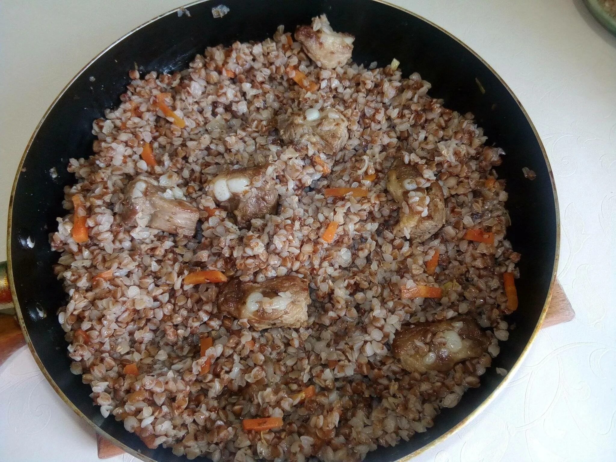 Гречневая каша с тушенкой в кастрюле. Приготовление гречневой каши. гречка в кастрюле. гречка на сковороде. гречневая каша приготовление.