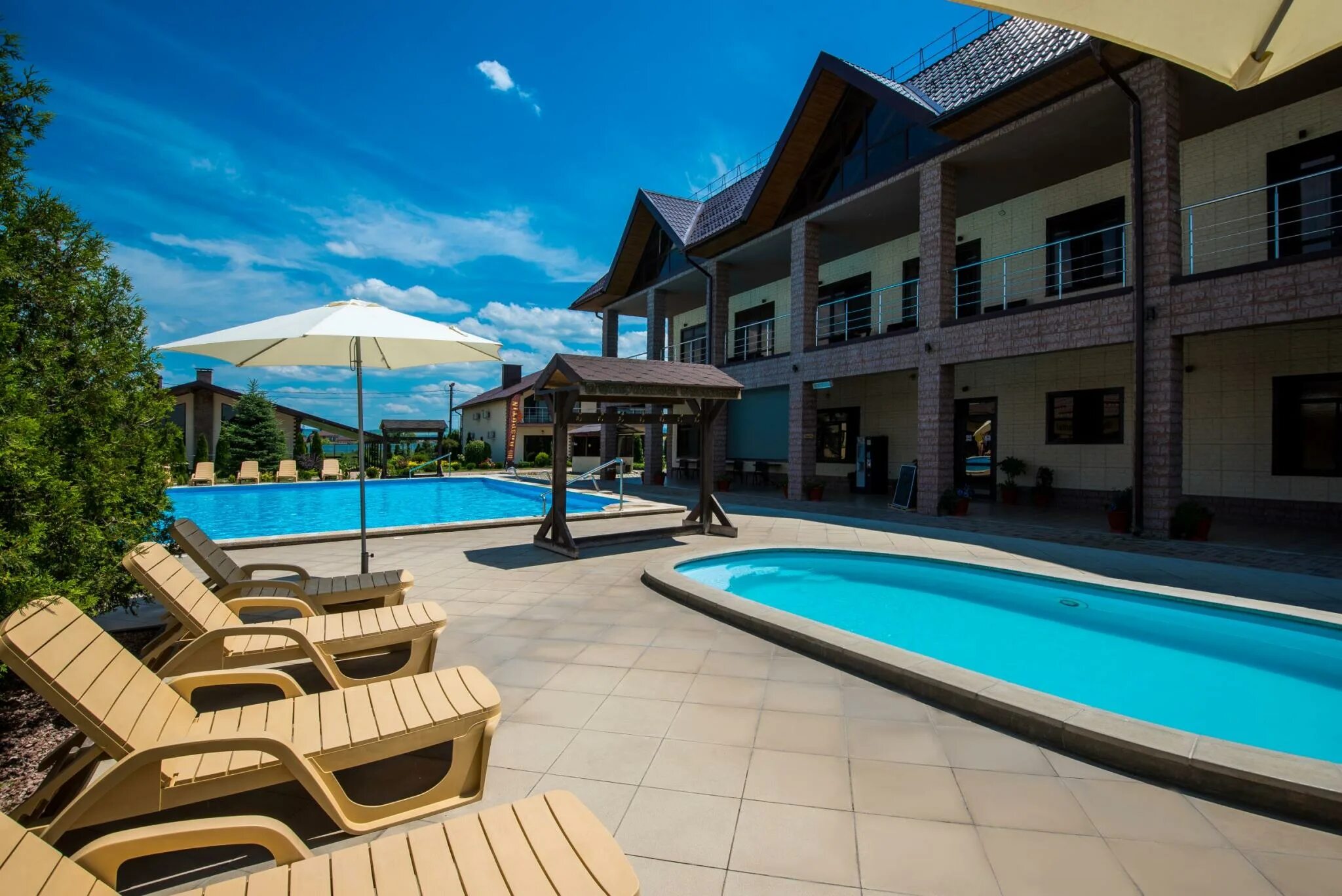 Гостиница ревю. Отель ревю агой краснодарский край. Отзывы отелей краснодарского края. Гостиница лион в краснодарском крае. Поселок кучугуры.