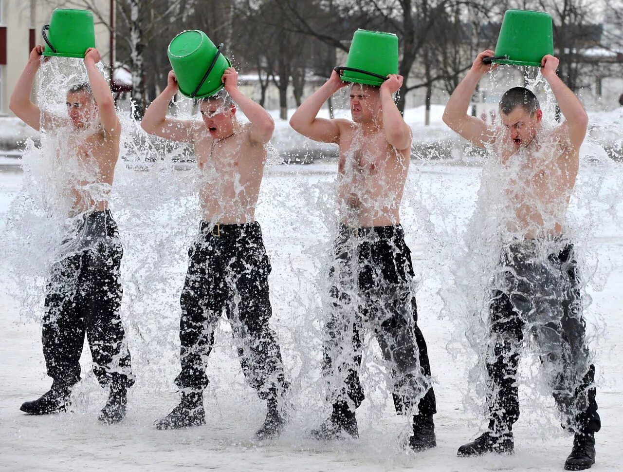 Холодная вода для мужчин. Закаливание. Закаливание водой. Обливание холодной водой. Закаливание в армии.