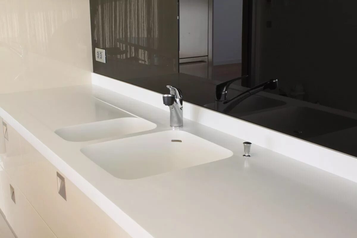 Staron pb870 pebble blue. Столешня из искусственного камня. Кухонная столешница из акрилового камня. Lg hi-macs s028. Tristone s202.