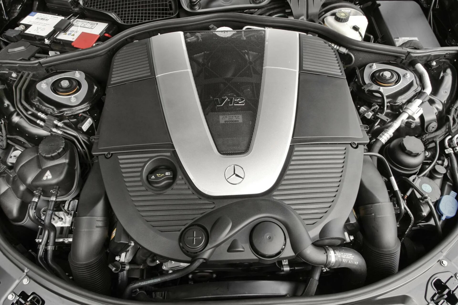 Модели дизелей мерседес. Мерседес-бенц s63 amg двигатель. w221 s600 мотор. v12 двигатель mercedes 600s. мерседес s600 v12 двигатель.
