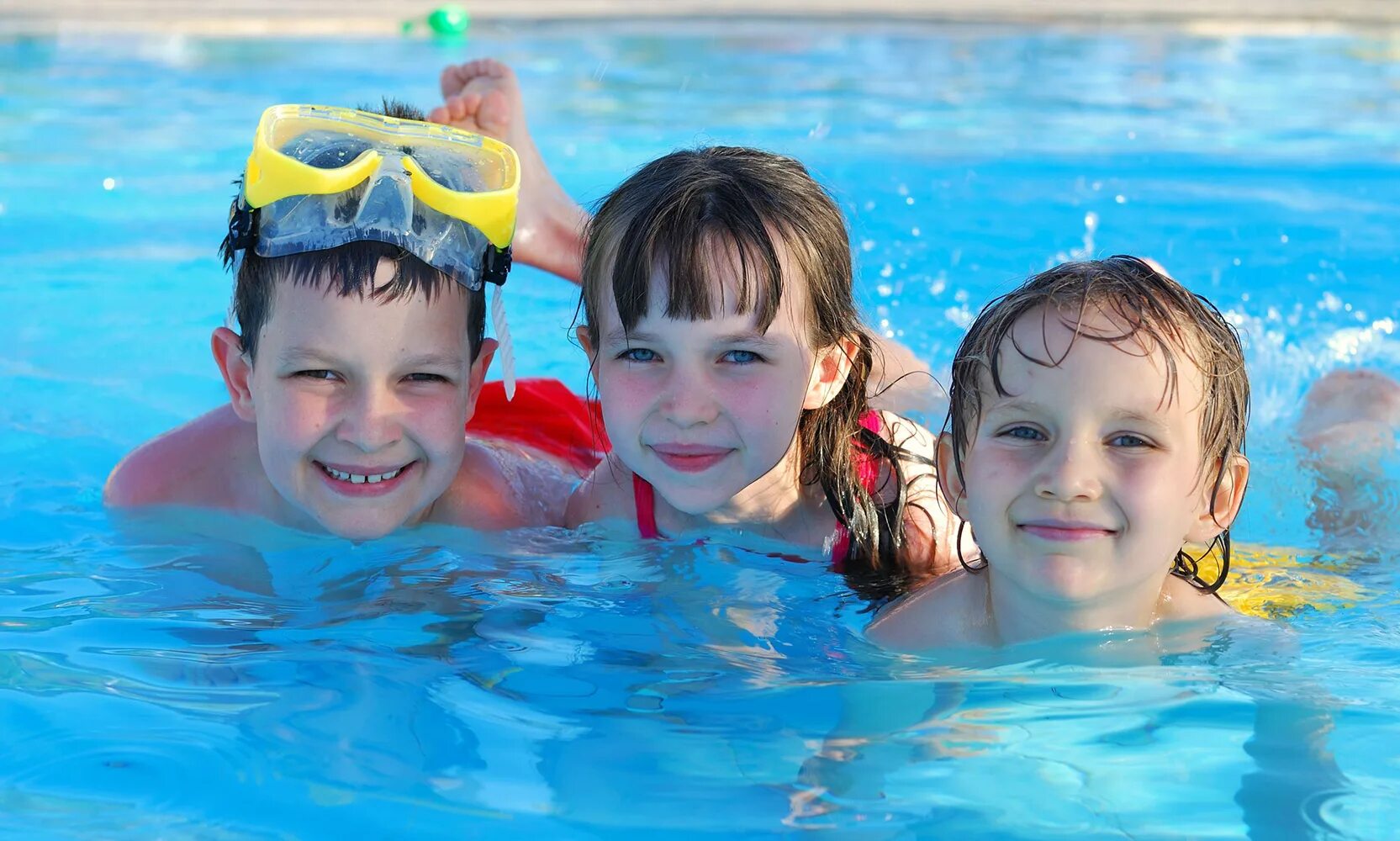 The children are swimming. Дети в бассейне. Дети плавают. Счастливые дети в бассейне. Плавание в бассейне дети.