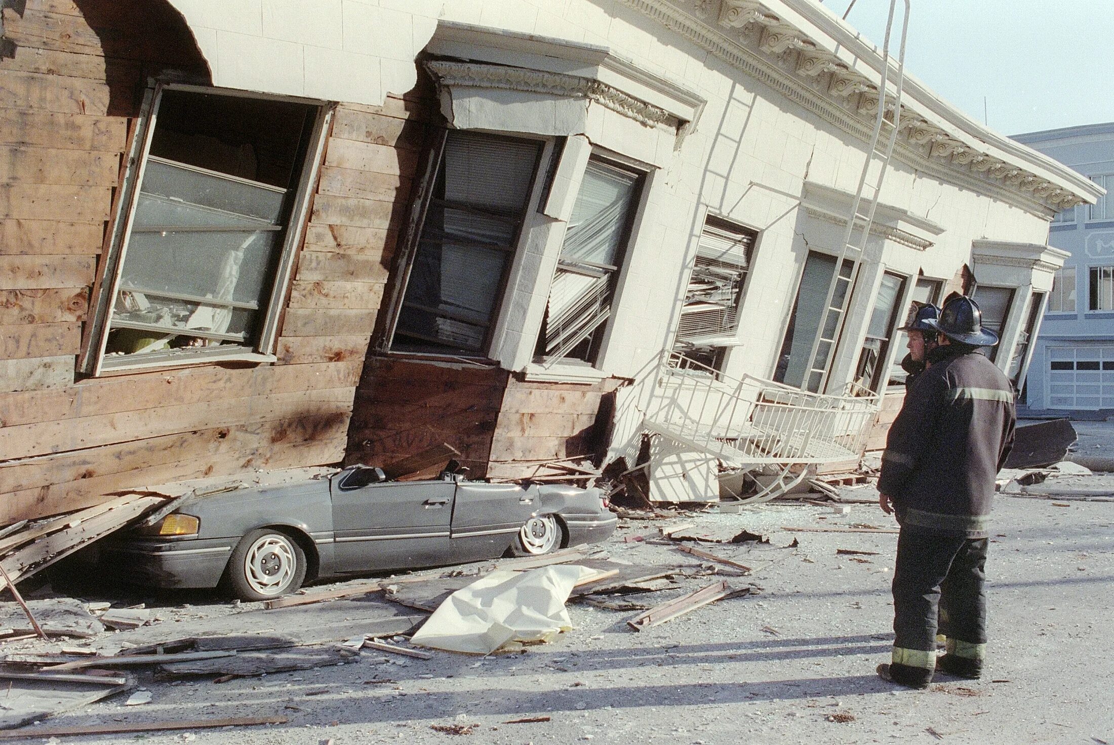 Новости сша землетрясения. Землетрясение в Сан Франциско 1989. Землетрясение в США 1989. Землетрясение 17 октября 1989 года. Землетрясение 17 октября 1989 США.
