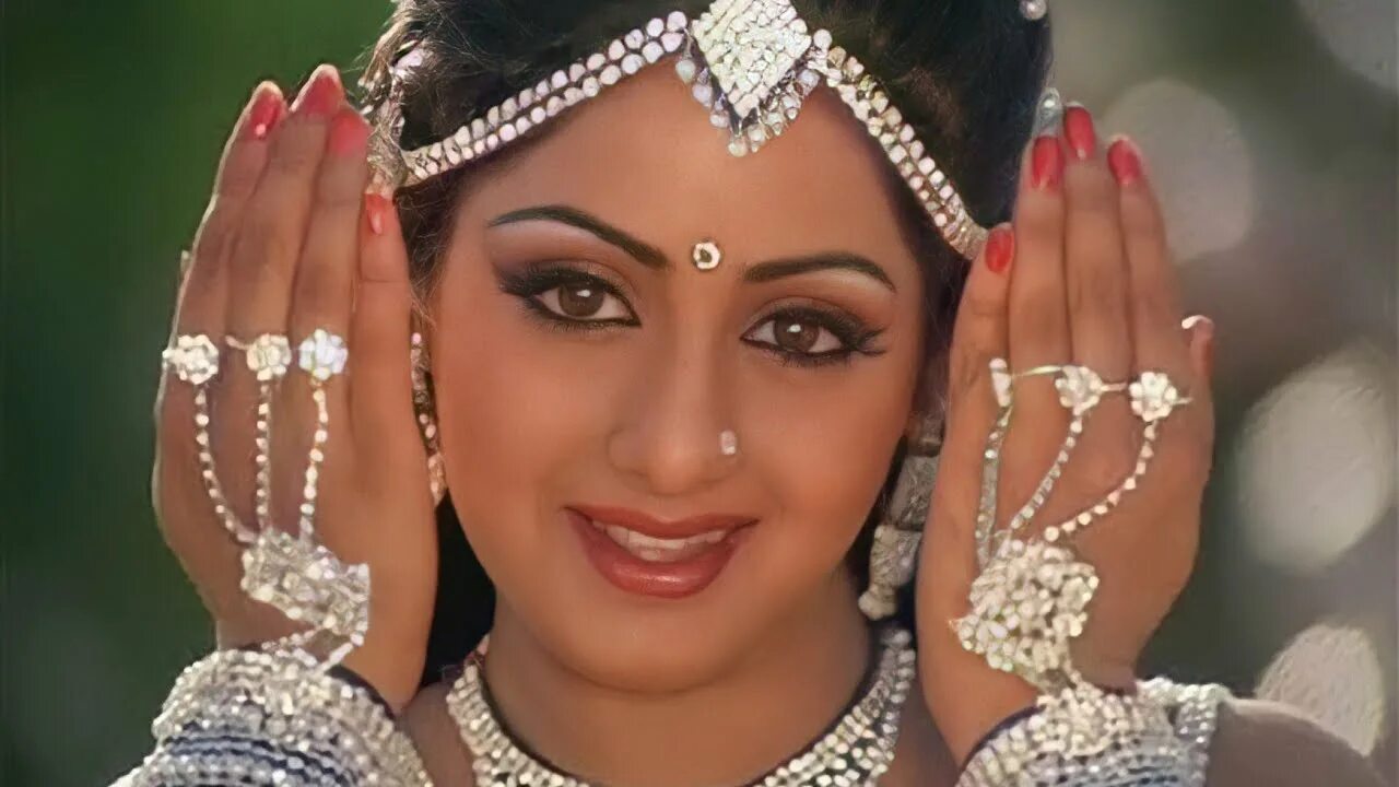 Sridevi, Джитендра. Sridevi Himmatwala. Парвати Кхан Джимми. Шридеви в украшениях.