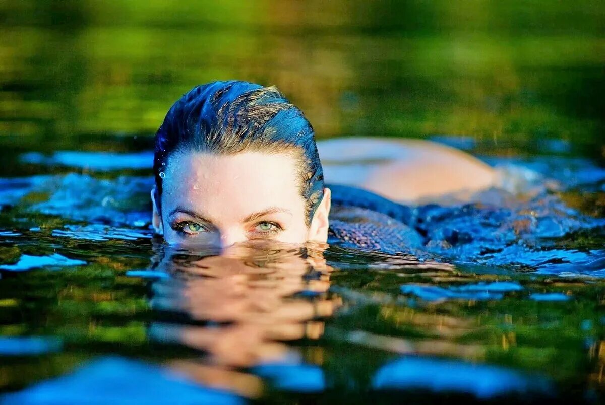 Девушка в воде. Красивые девушки в воде. Фотосессия в воде. Красивая девушка плавает.