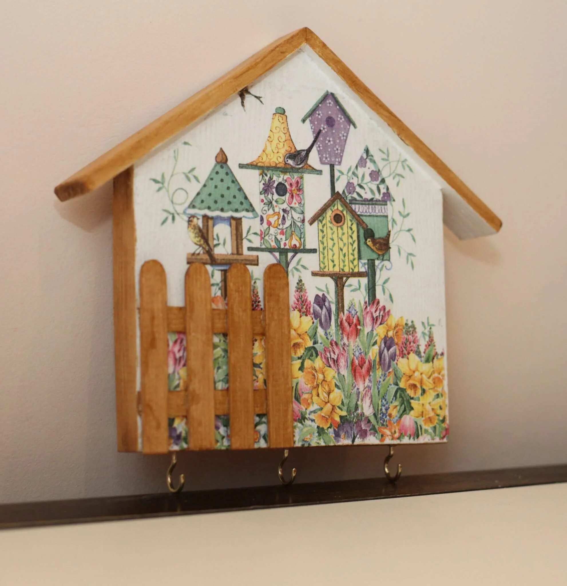 Ключница своими руками мастер классы. Лайвмастер ключница домики. Креативная ключница. Ключница домик. Необычные ключницы.