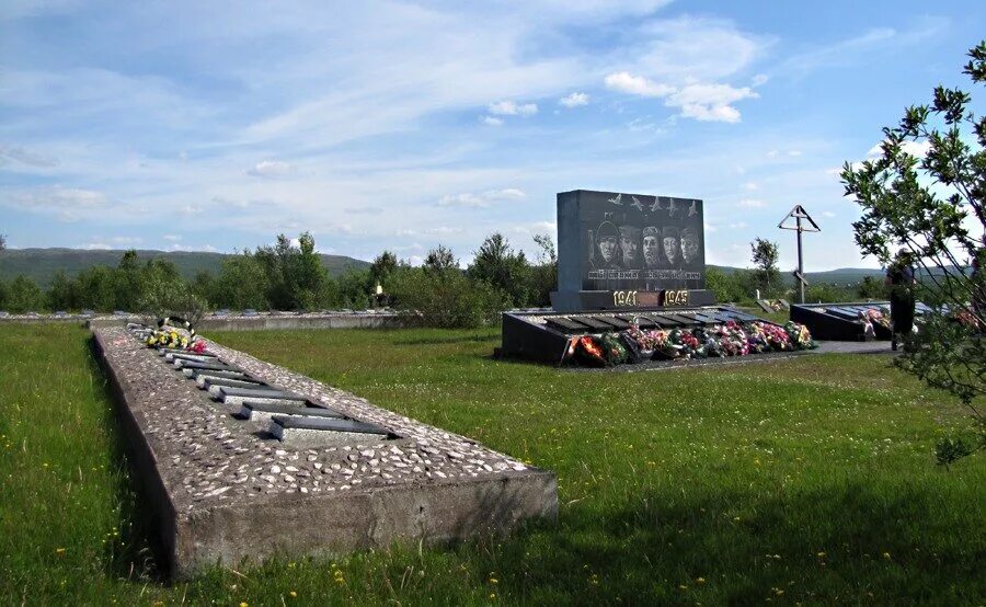 Поселок й километр. Братская могила Мурманск Печенга. Печенга Мурманская кладбище. Мемориал в Печенге. Воинский мемориал в Печенге.