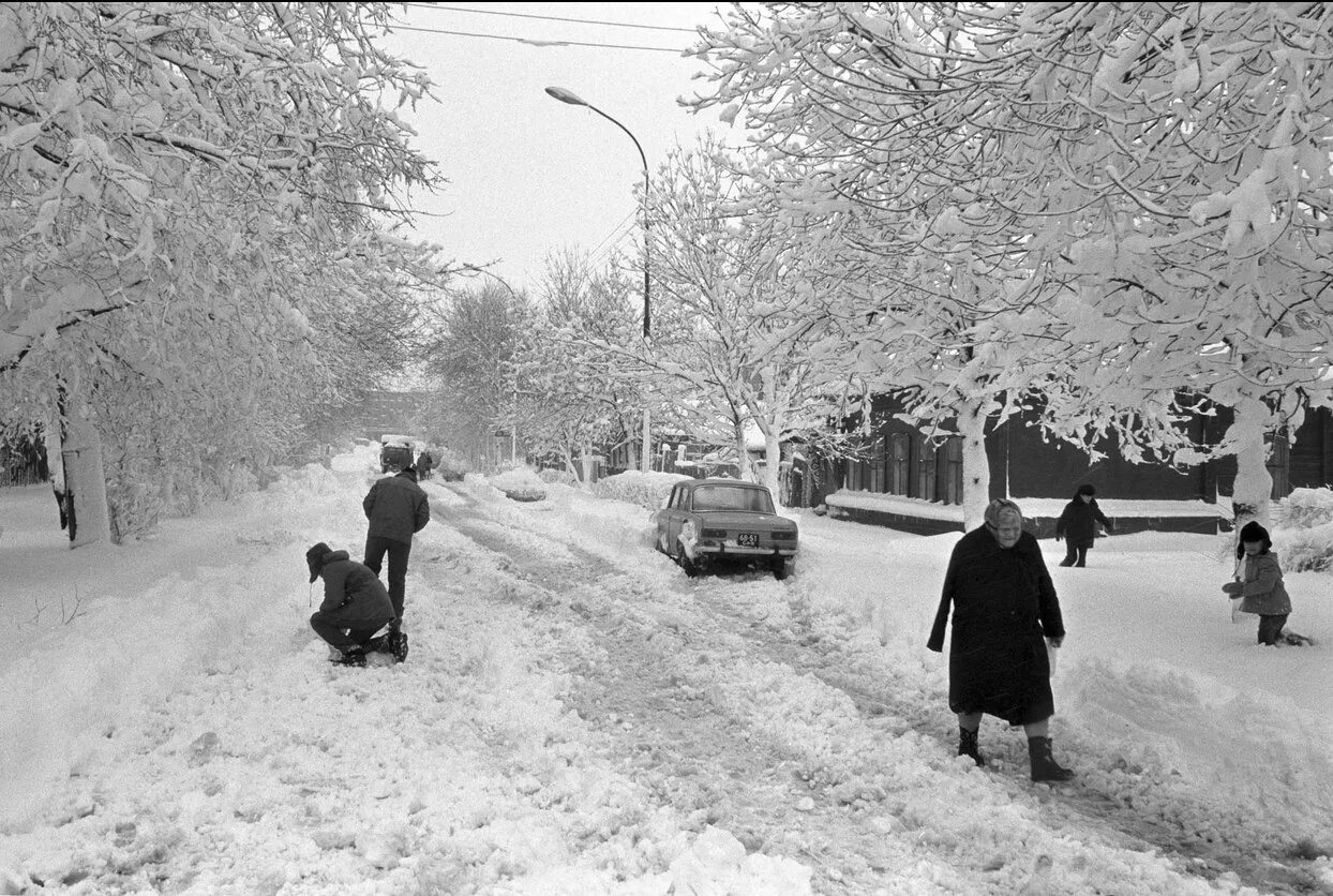 Снежный май 1984 Свердловск. Свердловск 1980-1990. 2 Мая 1984 Свердловск. Снегопад в Свердловске 1984. Сугробы раньше