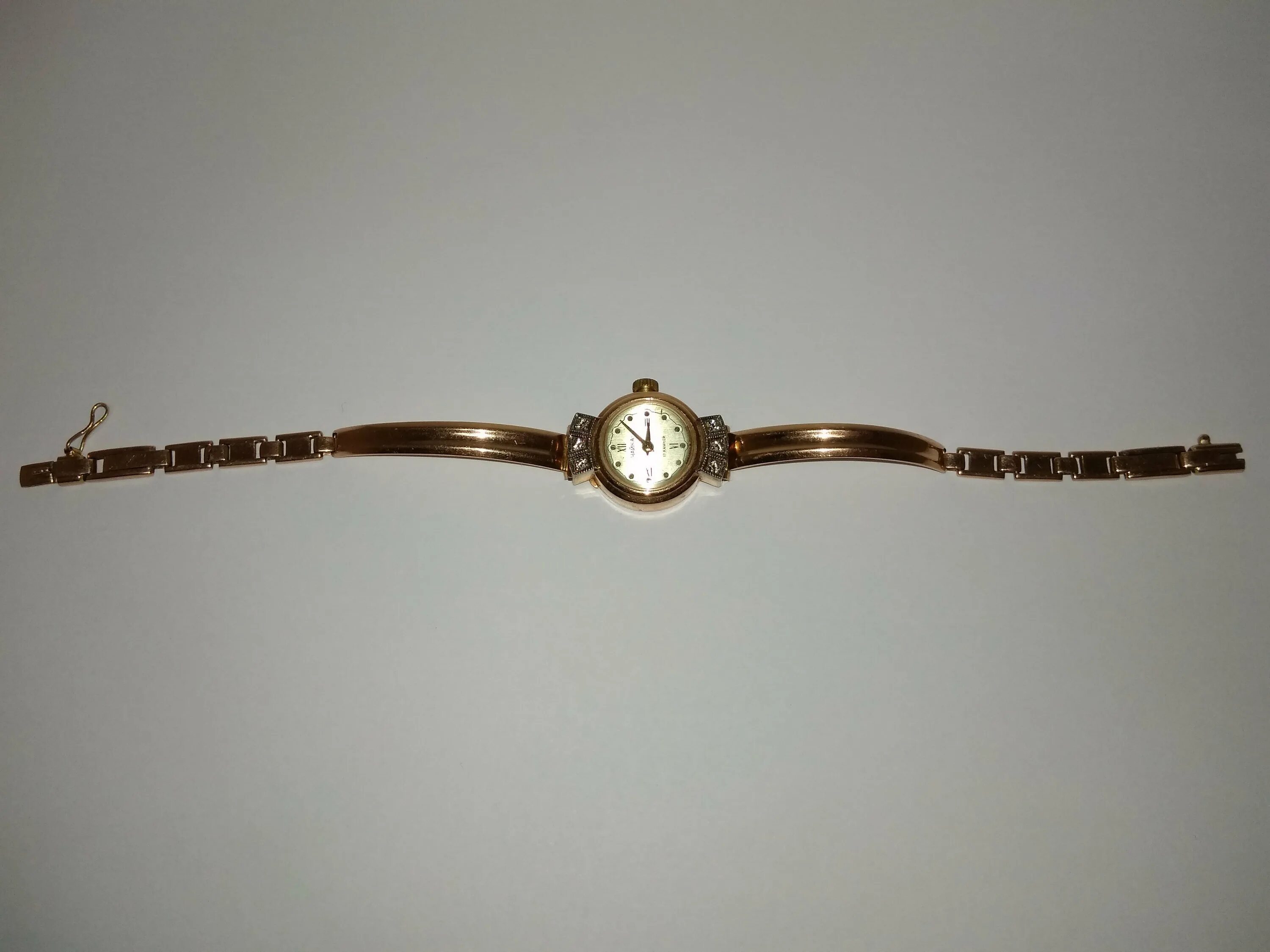 Часы чайка женские золотые 424130. Золотой браслет на золотые часы чайка. Чайка 17 камней женские золотые. Женские золотые часы чайка с золотым браслетом 14 карат. Часы чайка женские золотые платинор.