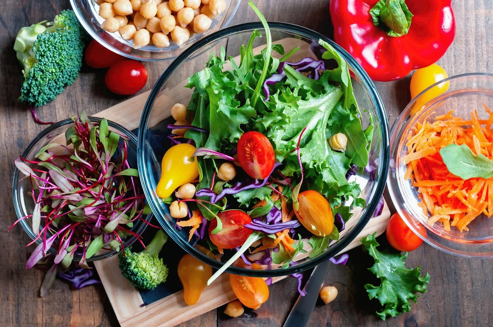 Овощной салат витамины. Вегетарианские блюда. Питание. Правильное питание. Правильное питание овощи и фрукты.