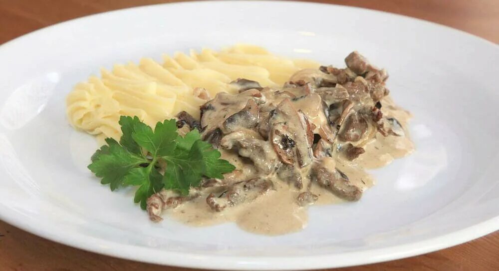 Бефстроганов из курицы с грибами со сливками. Бефстроганов с картофельным пюре. бефстроганов 50/50. бефстроганов из говядины с картофельным пюре. бефстроганов из говядины с пюре.