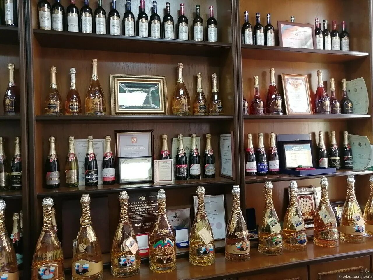 Магазин дербентского коньячного завода в дербенте. Дербент коньячный завод магазин. Дербентский коньячный завод фирменный магазин. Вино дербентский коньячный завод. Дербентский винодельческий завод.